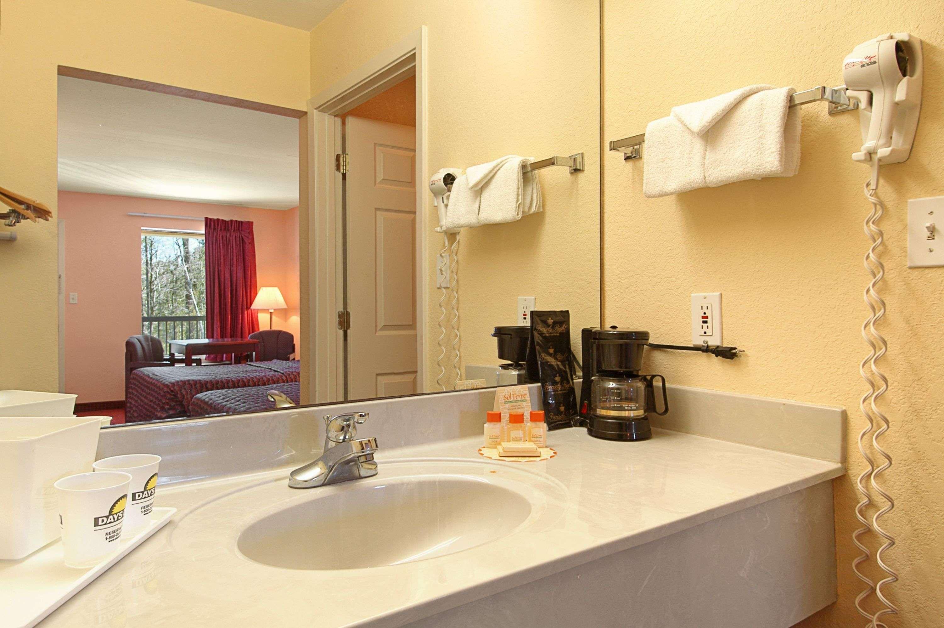 Days Inn By Wyndham Ocean Springs Bagian luar foto
