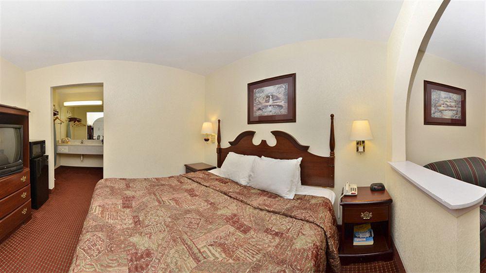 Days Inn By Wyndham Ocean Springs Bagian luar foto